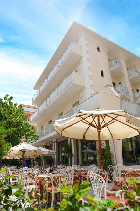 Hotel Pineta 벨레지아아지마리나 외부 사진