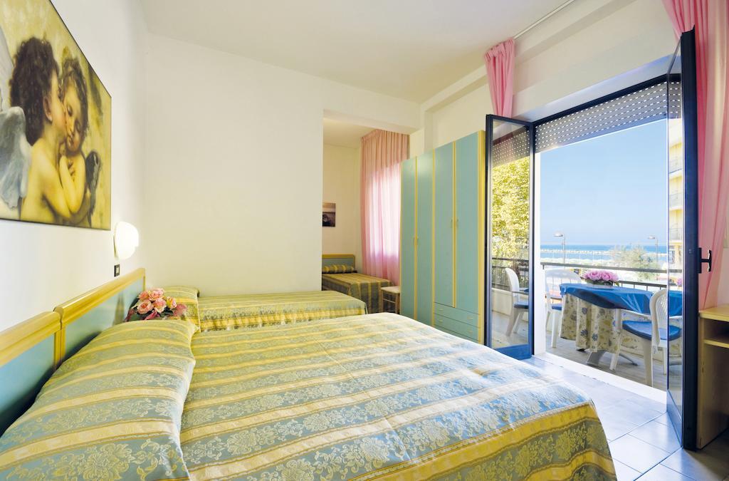 Hotel Pineta 벨레지아아지마리나 객실 사진