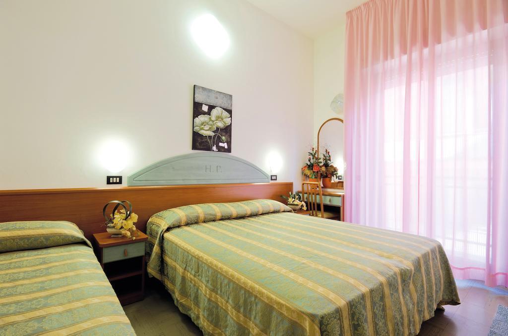 Hotel Pineta 벨레지아아지마리나 객실 사진
