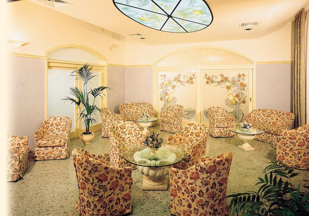Hotel Pineta 벨레지아아지마리나 객실 사진