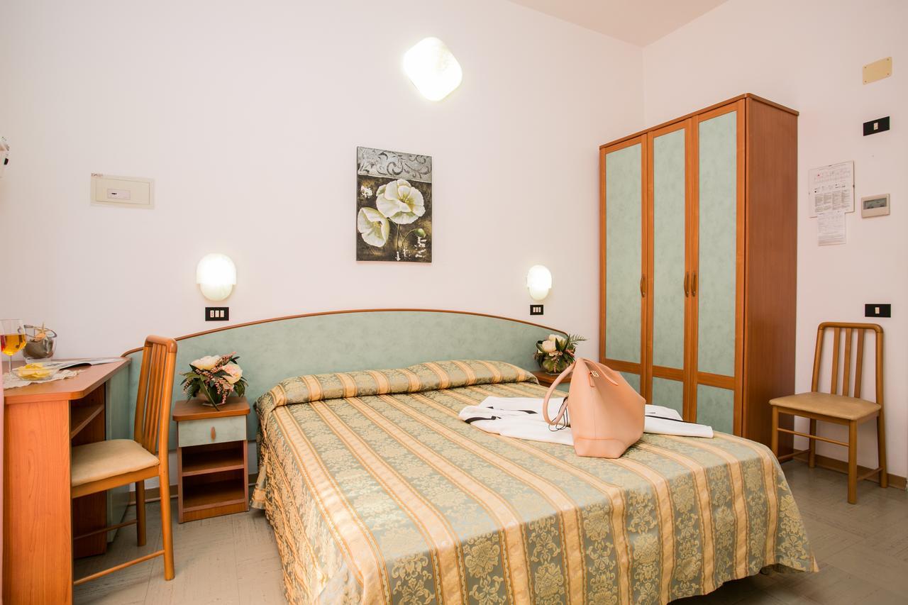 Hotel Pineta 벨레지아아지마리나 외부 사진