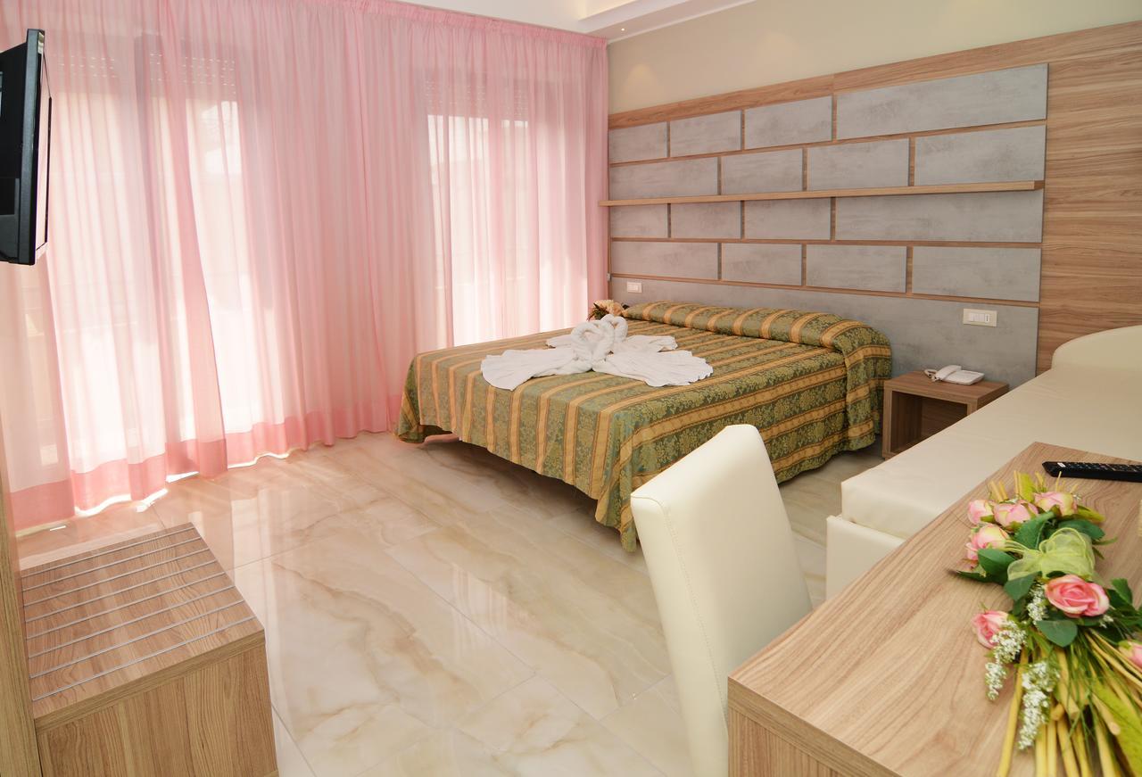 Hotel Pineta 벨레지아아지마리나 외부 사진