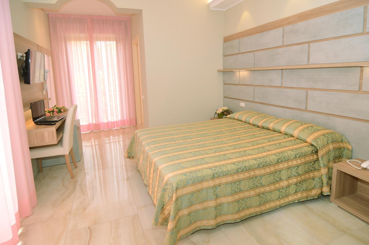Hotel Pineta 벨레지아아지마리나 외부 사진